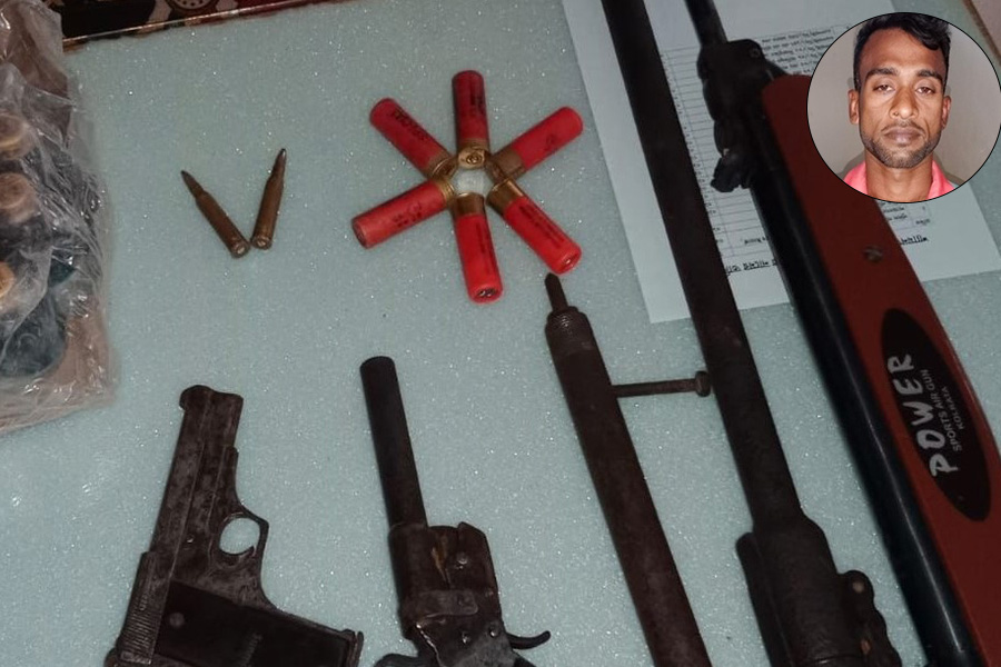 শীর্ষ চোরাকারবারী মামুন কয়াল শ্যামনগরে পিস্তল-গুলিসহ আটক