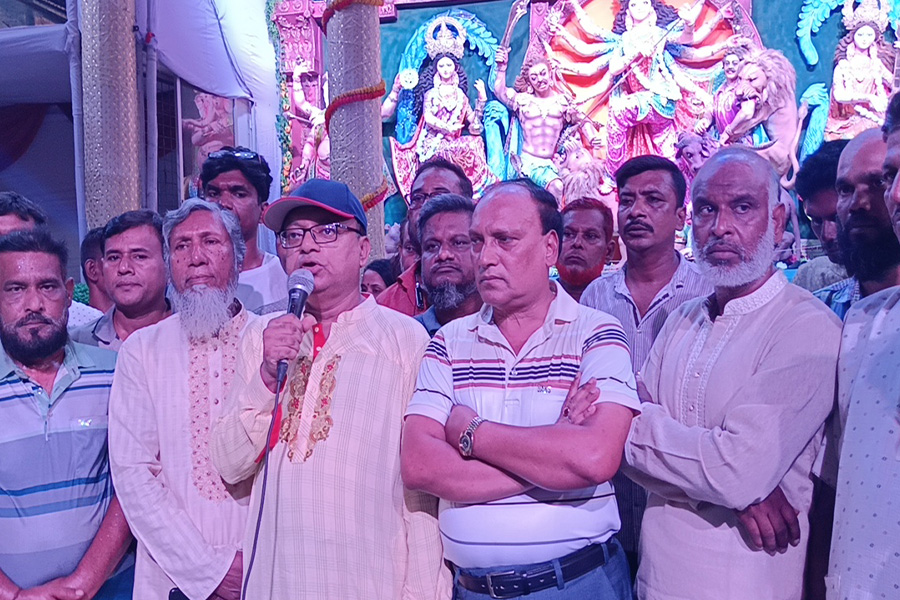 মানিকগঞ্জ মহাঅষ্টমীতে প্রতিমা পরিদর্শন করলেন বাবলু