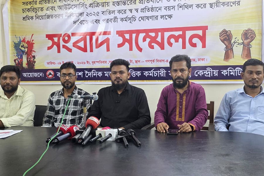 তিন দফা দাবিতে মাস্টার রোল কর্মচারীদের আল্টিমেটাম