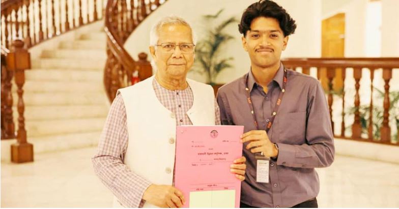 সাগর-রুনির সন্তান মেঘের হাতে প্লটের দলিল হস্তান্তর করলেন প্রধান উপদেষ্টা