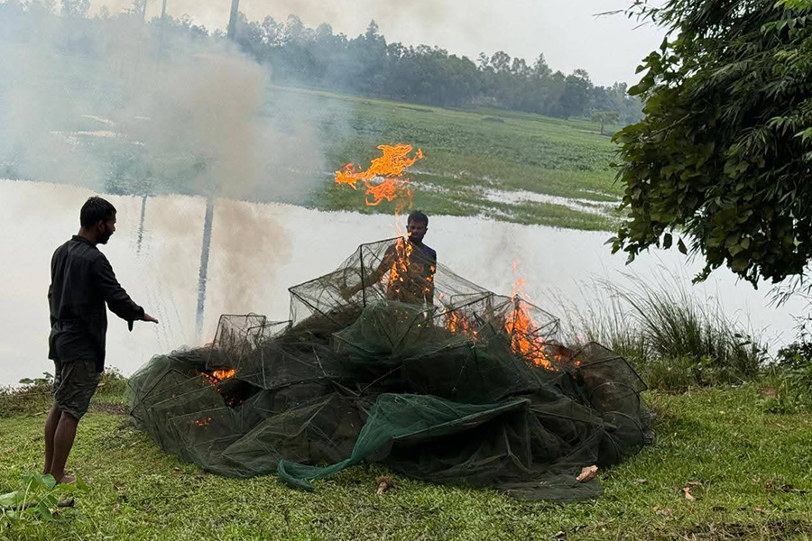 মধুপুরে মোবাইল কোর্টে অবৈধ চায়না জাল ধ্বংস
