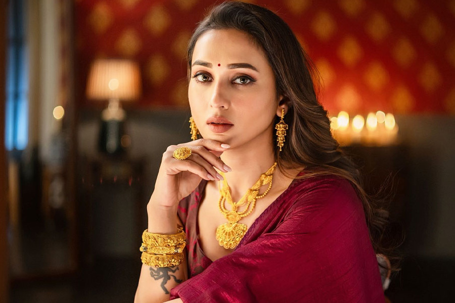 লাল শাড়িতে গ্ল্যামারাস মিমি চক্রবর্তী