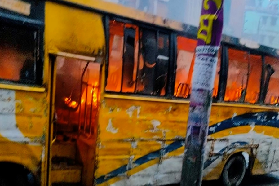 এবার মিরপুরে বাসে আগুন