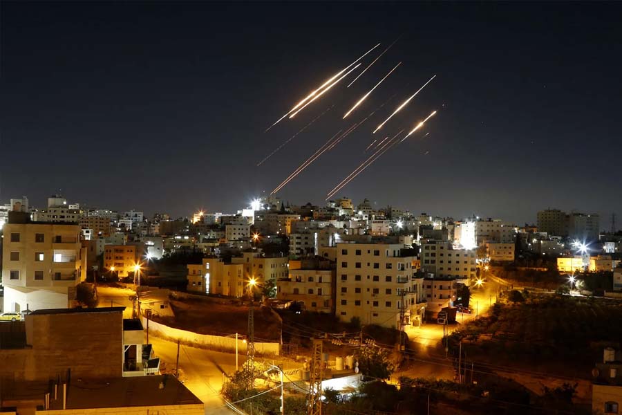 ইসরায়েলের একাধিক শহরে হামলা, বড় বিস্ফোরণ বাহরাইনে