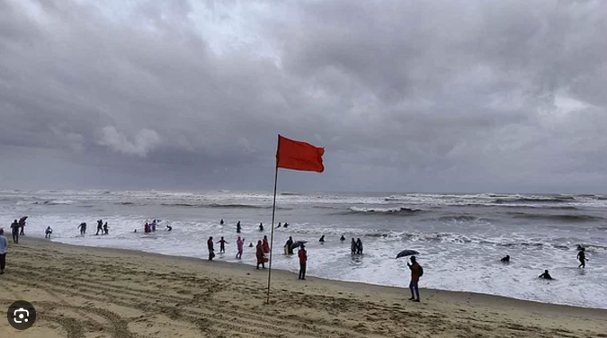 কক্সবাজার থেকে ৬৫০ কি: মি: দুরে নিম্নচাপটি ঘুর্নিঝড়ে পরিনত হয়েছে, উত্তাল সাগর