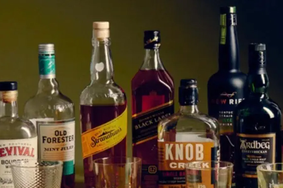 নিকুঞ্জে আবাসিক ভবনে মদ ও শিসার বার