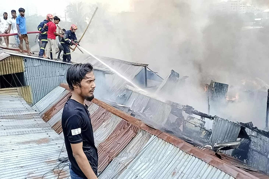 মহাখালীর বস্তিতে আগুন, ৫ ইউনিটের চেষ্টায় নিয়ন্ত্রণে
