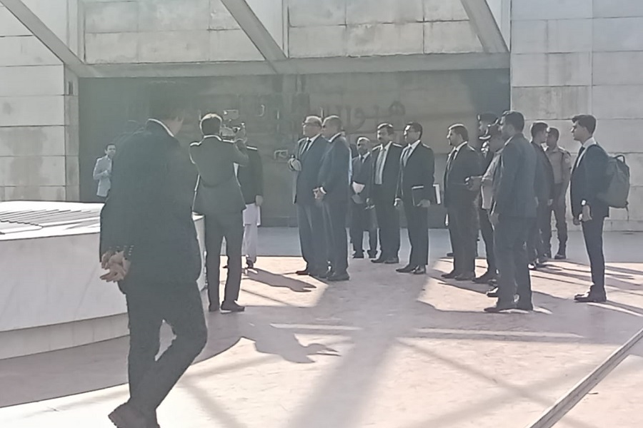 জিয়াউর রহমান ও খালেদা জিয়ার কবরে পাকিস্তানের স্বরাষ্ট্রমন্ত্রীর শ্রদ্ধা