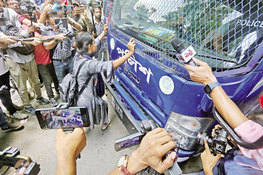 ছাত্রলীগ নেতাকে বহন করা প্রিজনভ্যান ঘিরে ছাত্র-জনতার বিক্ষোভ