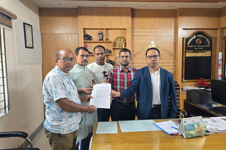মধুপুরে দুর্গাপূজা উপলক্ষে সরকারি অনুদান বিতরণ