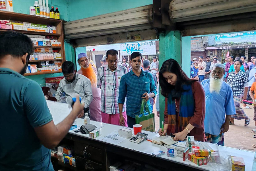 মধুপুরে মেয়াদোত্তীর্ণ ওষুধ বিক্রির দায়ে ৪ ফার্মেসিকে জরিমানা