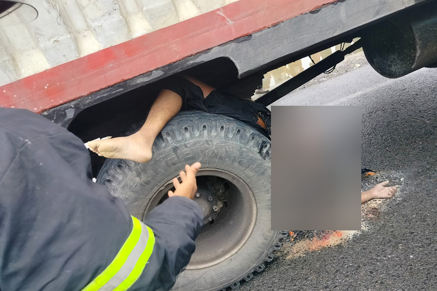 মধুপুরে কাভার্ডভ্যানের চাপায় স্বামীর মৃত্যু