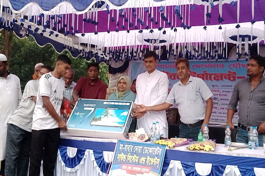 ফেগামারী ও দোখলার যৌথ উদ্যোগে জমজমাট ফুটবল টুর্নামেন্ট অনুষ্ঠিত