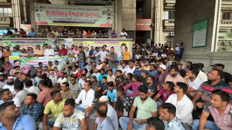 ‘ইশরাক ইশরাক’ স্লোগানে উত্তাল নগরভবন