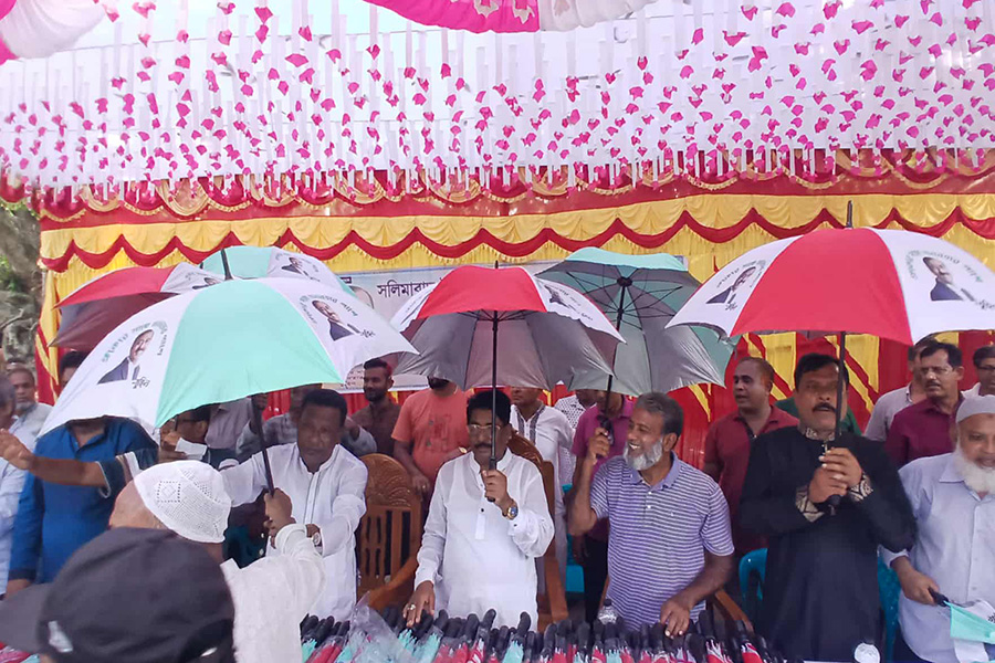 সলিমাবাদ ইউনিয়ন বিএনপির উদ্যোগে ছাতা বিতরণ