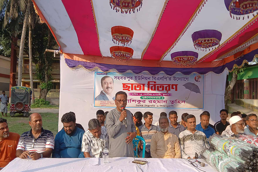 নাগরপুরে বিএনপির উদ্যোগে ছাতা বিতরণ