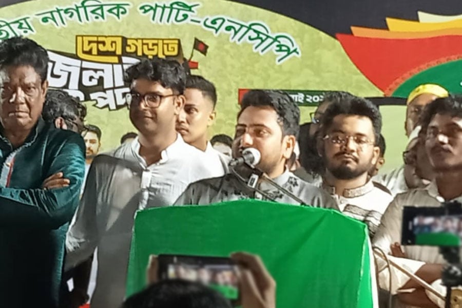 সাবেক রাষ্ট্রপতি যেন বিদেশে পালাতে না পারেন: নাহিদ ইসলাম