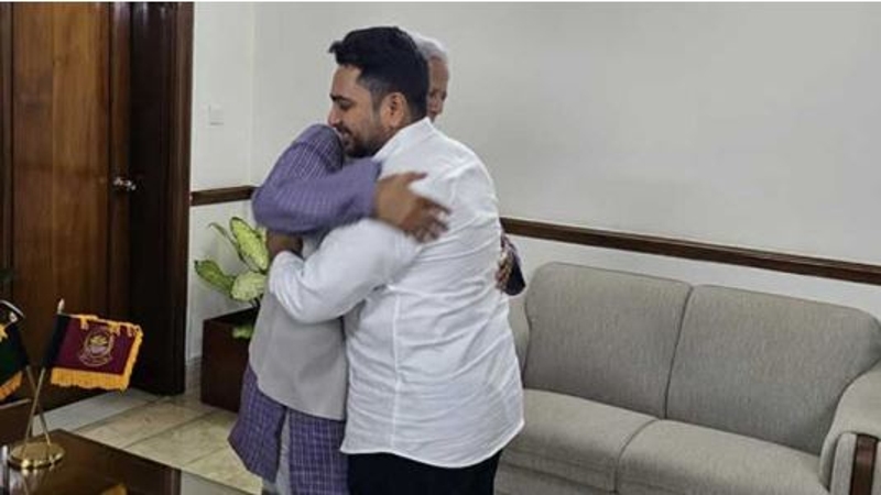প্রধান উপদেষ্টার সঙ্গে দেখা করলেন নাহিদ ইসলাম