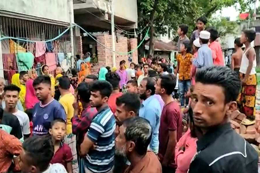 নারায়ণগঞ্জে ফ্ল্যাট থেকে স্বামী-স্ত্রী ও ছেলের মরদেহ উদ্ধার