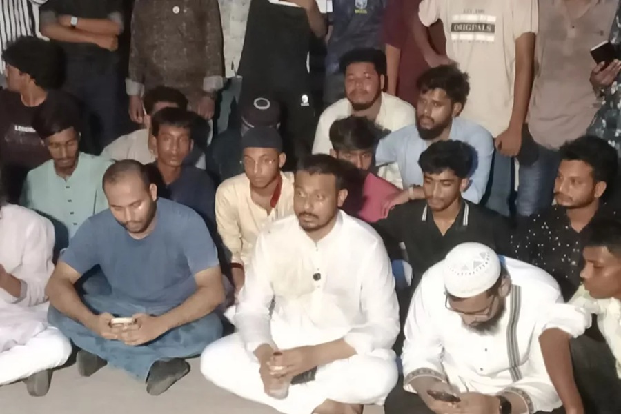 থানায় অবরুদ্ধ নাসীরুদ্দীন পাটওয়ারী, ফেসবুকে লিখলেন ‘প্লিজ সেইভ আস’