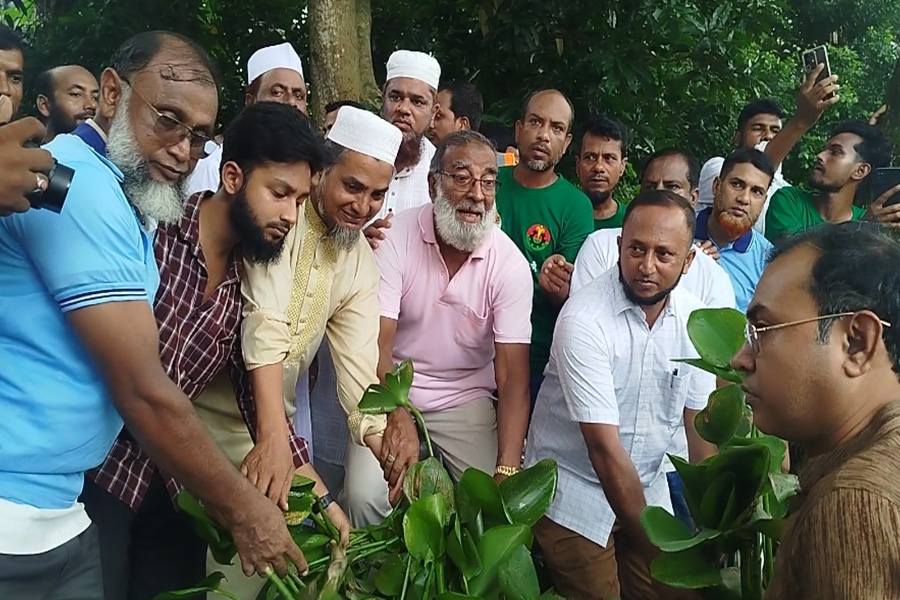 নেত্রকোণায় ধলাই নদীর প্রাণ ফেরাতে কচুরিপানা পরিষ্কার অভিযান শুরু