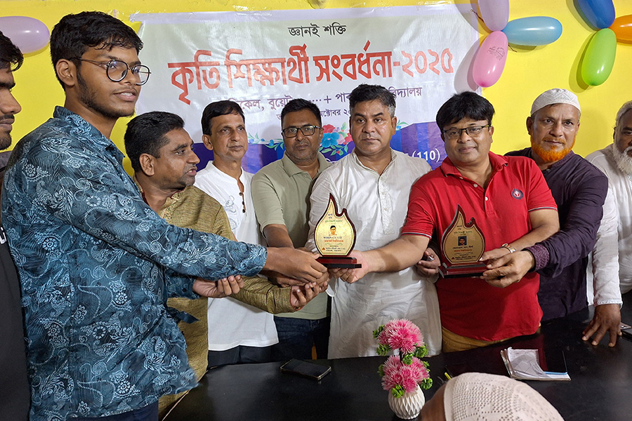 নেত্রকোণায় ৮ কৃতি শিক্ষার্থীকে সংবর্ধনা