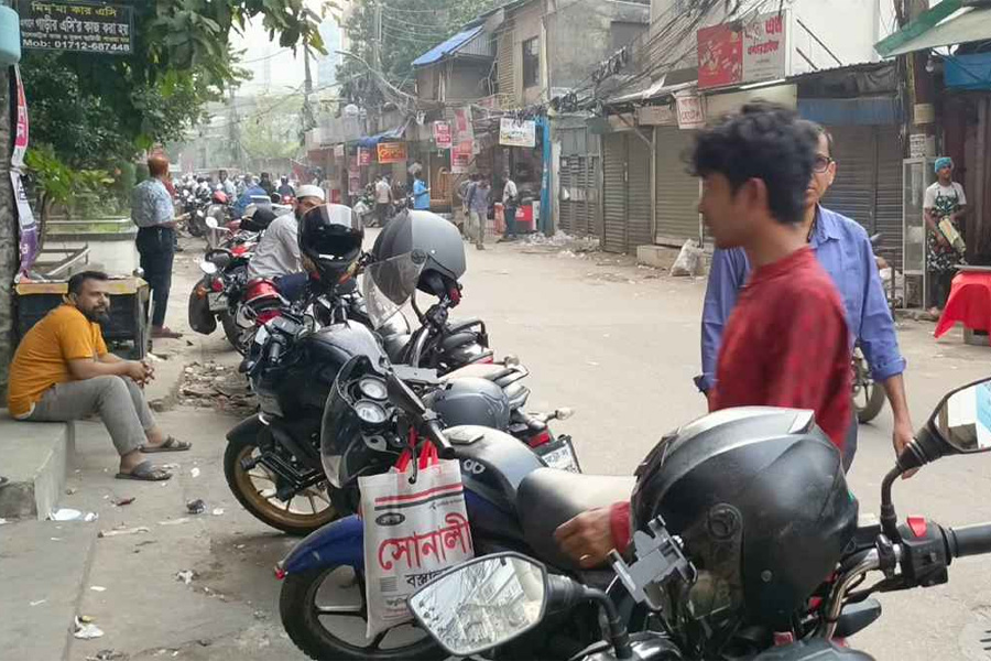 নতুন দাম ঘোষণার আগে রাজধানীতে অস্থিরতা, পাম্পে দীর্ঘ লাইন