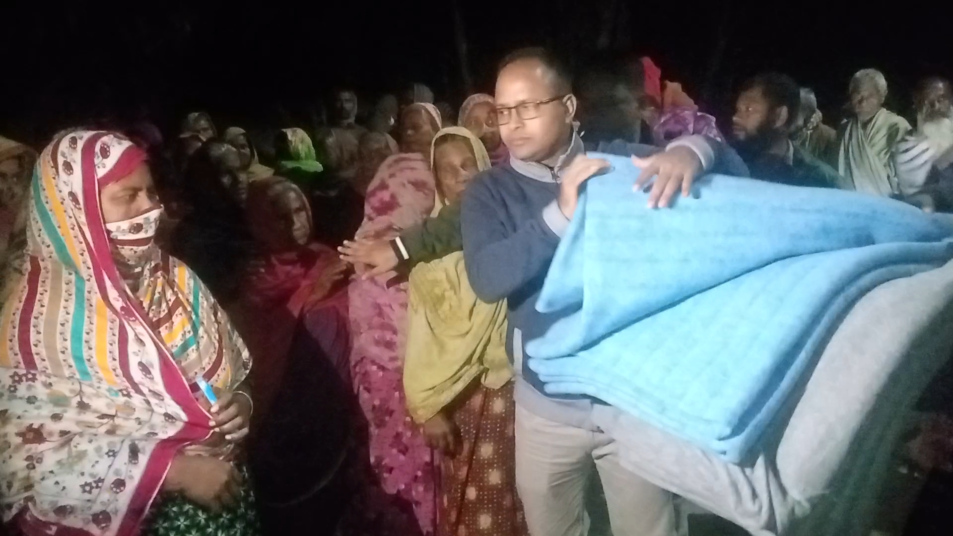 নবাবগঞ্জে শীতার্তদের মাঝে কম্বল নিয়ে হাজির ইউএনও