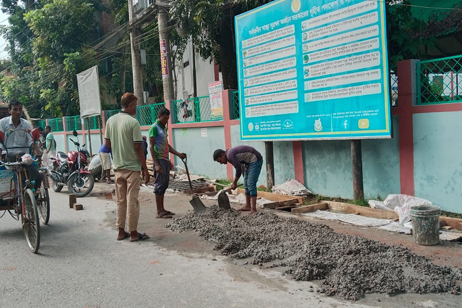 নীলফামারীতে ড্রেনের ওপর স্লাব বসাচ্ছে পৌরসভা