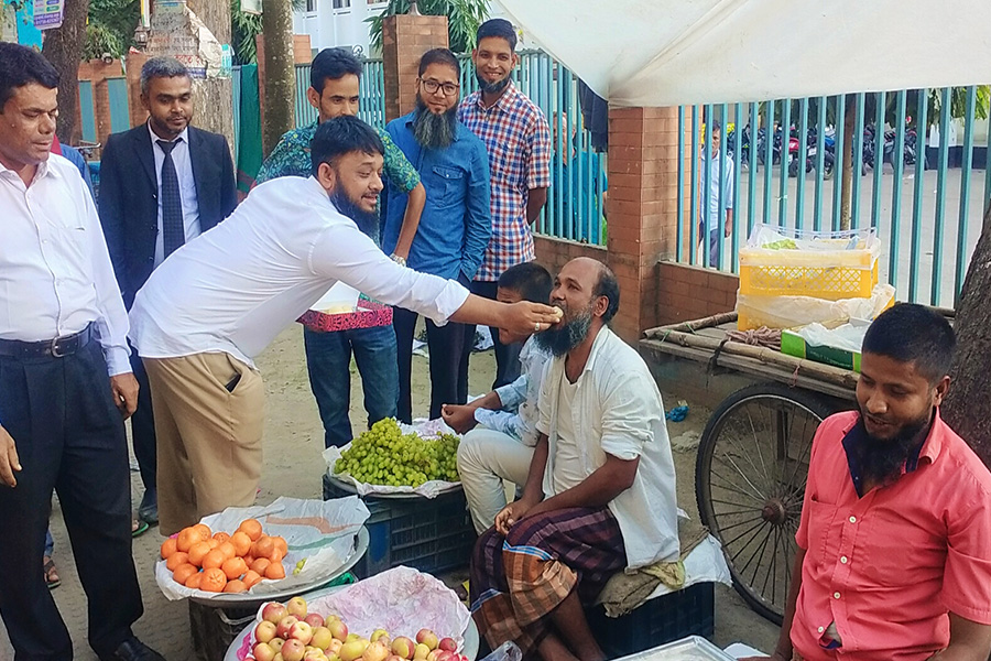 শেখ হাসিনার মৃত্যুদণ্ডের রায়ে নীলফামারীতে মিষ্টি বিতরণ