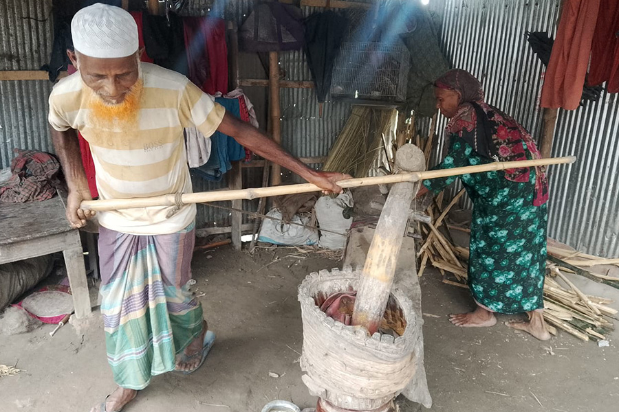 কিশোরগঞ্জে তিন যুগ ধরে বুক দিয়ে তেলের ঘানি টানেন দম্পতি