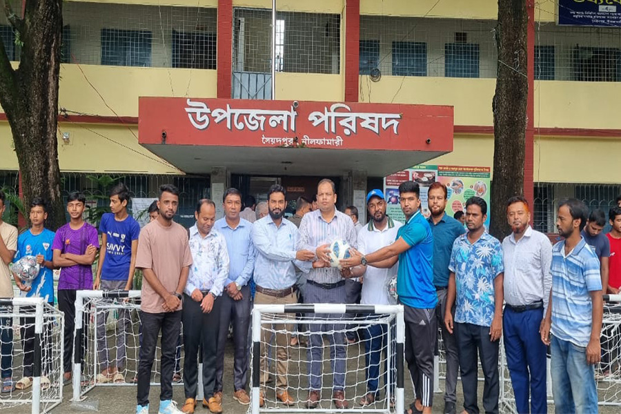 সৈয়দপুরে কিশোরদের মোবাইল আসক্তি ফেরাতে মিনি ফুটবল বার ও বল বিতরণ