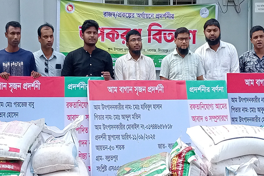 নবাবগঞ্জে আম উৎপাদন প্রকল্পের উপকরণ বিতরন