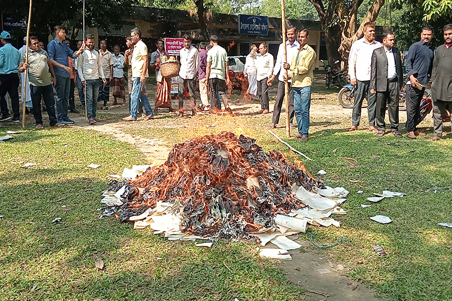 নবাবগঞ্জে ১৮০০ টি জমির দলিল পোড়ানো হলো সাব রেজিস্ট্রার