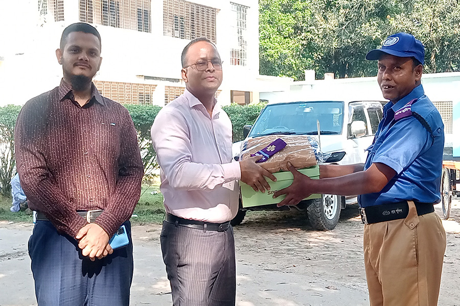 নবাবগঞ্জে ৭৯ জন গ্রামপুলিশের মাঝে নতুন পোশাক-সরঞ্জাম বিতরণ