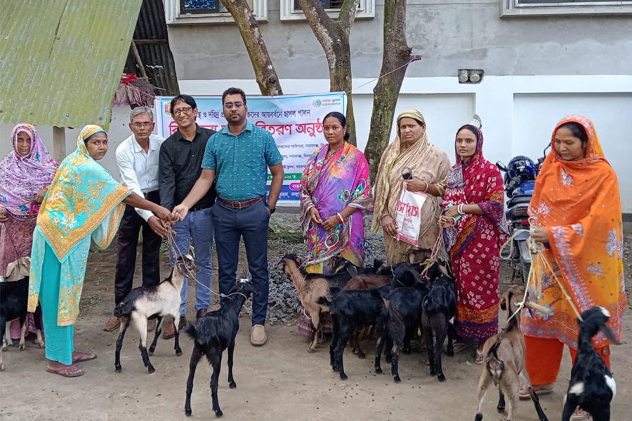 নবাবগঞ্জে দরিদ্র ও প্রতিবন্ধীদের মাঝে বিনামূল্যে ২০টি ছাগল বিতরণ