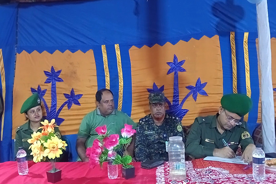 নবাবগঞ্জে দূর্গাপূজার নিরাপত্তা ব্যবস্থা পরিদর্শন করলেন নুরুজ্জামান