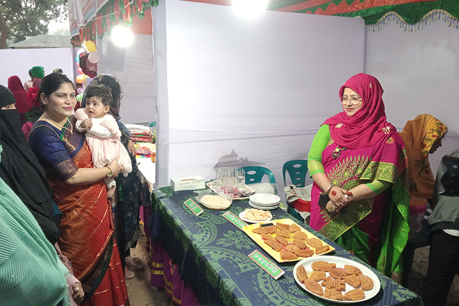 নবাবগঞ্জে পিঠা উৎসব ফুটে উঠেছে গ্রামীণ ঐতিহ্য!