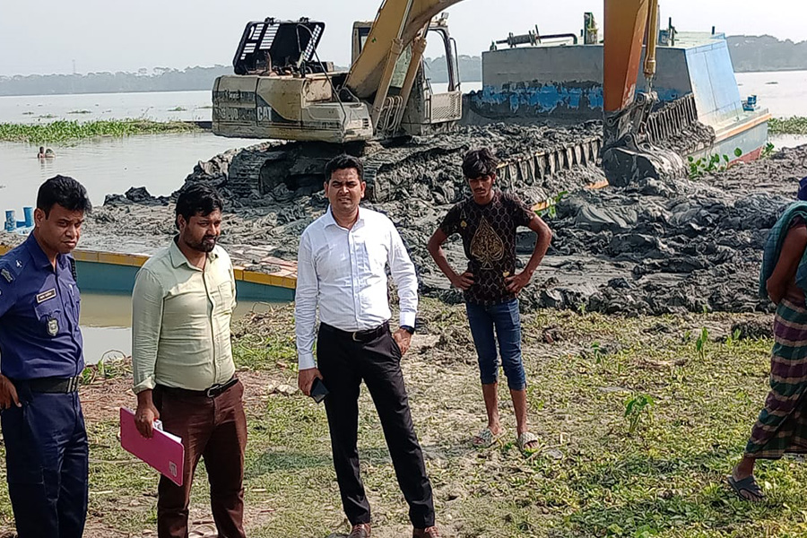 নলছিটিতে অবৈধভাবে মাটি কাটায় ইটভাটাকে ৫০ হাজার টাকা জরিমানা