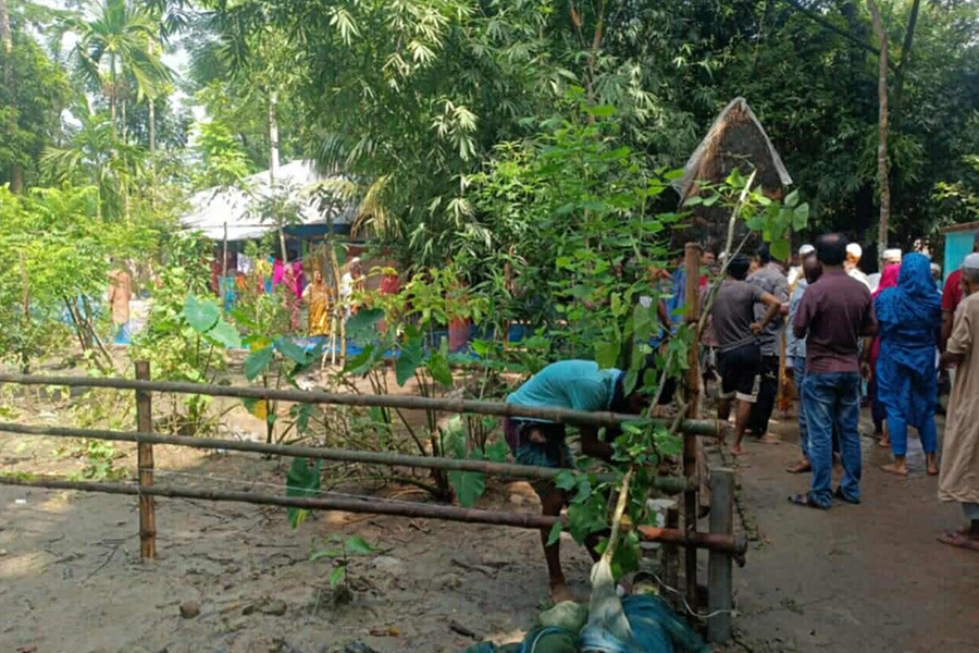 নলছিটিতে জমি দখল করে সীমানা প্রাচীর নির্মাণের অভিযোগ