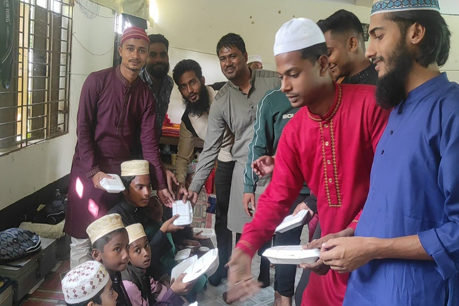 নলছিটিতে এতিম ও পথচারীর মাঝে ছাত্রদলের খাবার বিতরণ