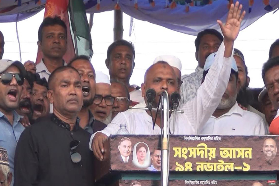 উড়ে এছে জুড়ে বসা যাবেনা : মনিরুল ইসলাম