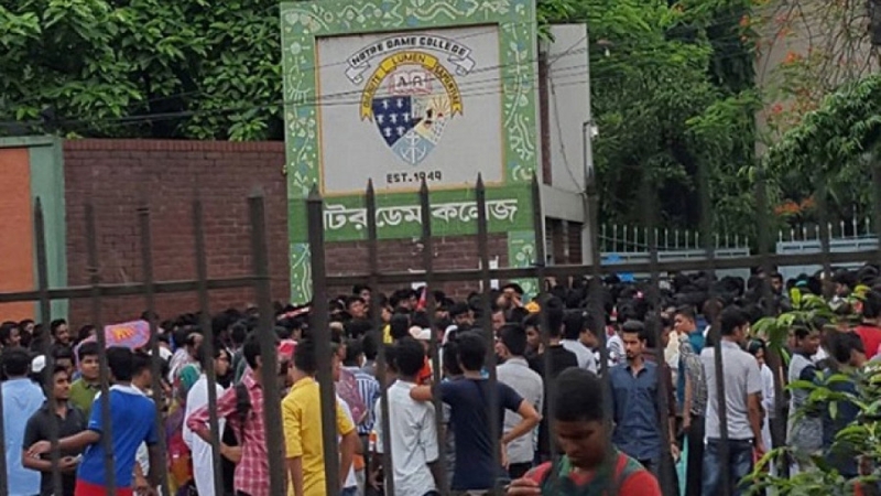 নটর ডেমে ভর্তি পরীক্ষা, শিক্ষার্থী-অভিভাবকদের উপচে পড়া ভিড়