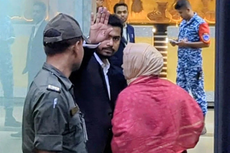 চিকিৎসার জন্য সিঙ্গাপুর গেলেন নুর