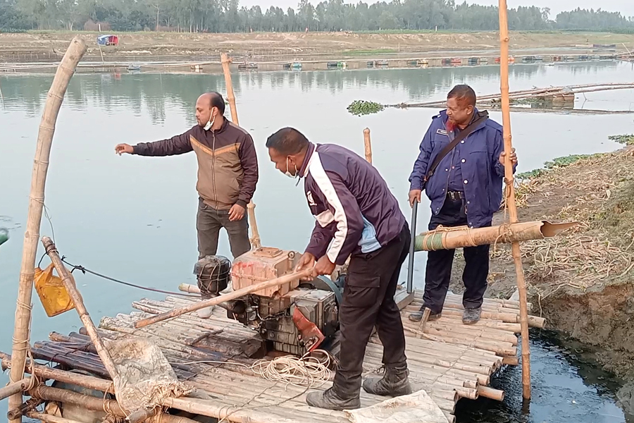 অবৈধভাবে বালু উত্তোলনের বিরুদ্ধে প্রশাসনের অভিযান