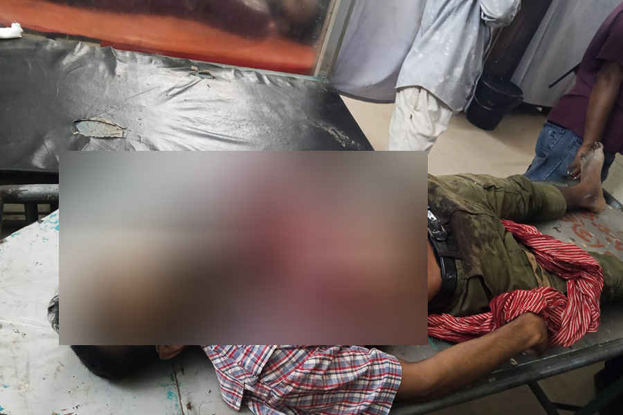 পাবনায় পরকীয়ার জেরে যুবককে কুপিয়ে হত্যা