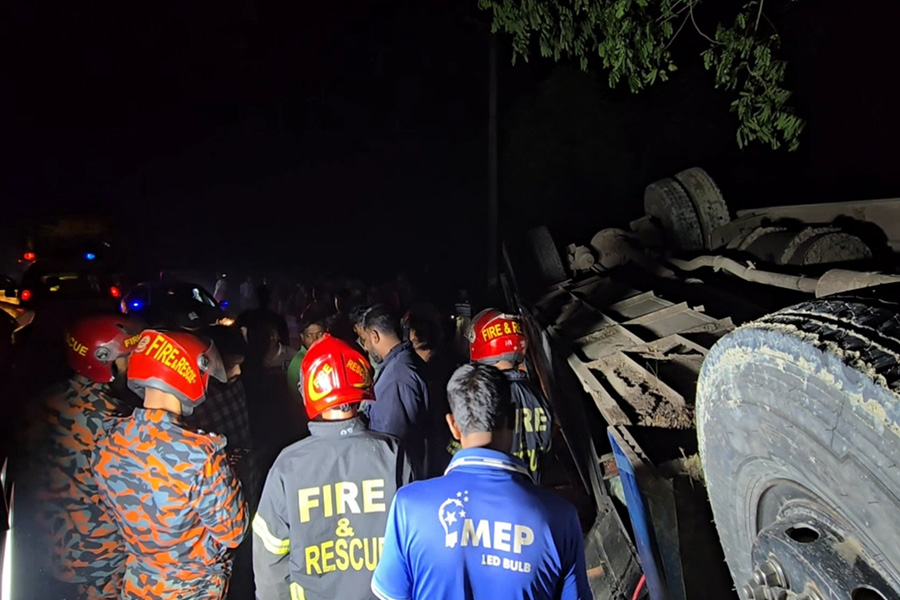 ঈশ্বরদীতে মধ্যরাতে বাস উল্টে আহত ১৬