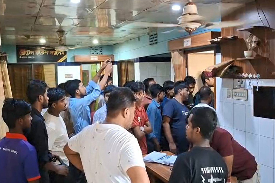 পাবনায় হোটেল থেকে যুবকের ঝুলন্ত মরদেহ উদ্ধার