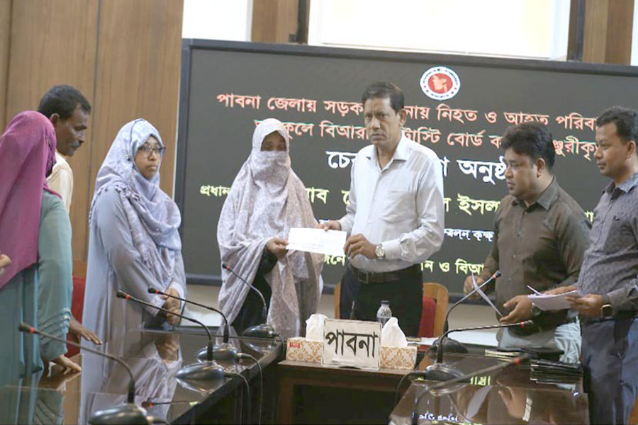 পাবনায় দূর্ঘটনায় হতাহত পরিবারের মাঝে আর্থিক অনুদান প্রদান