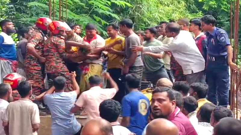 পাবনায় সেপটিক ট্যাংকে আটকা পড়ে ২ জনের মৃত্যু